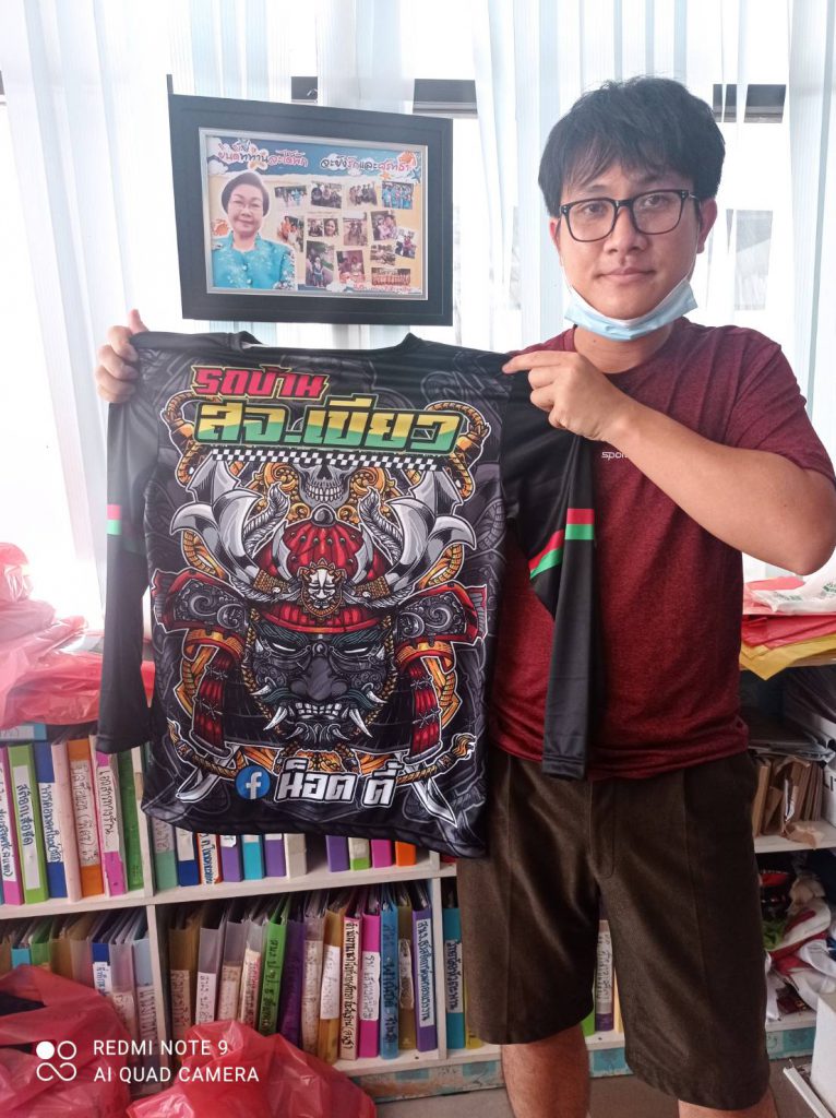 เสื้อพิมลายกราฟิกสีดำ